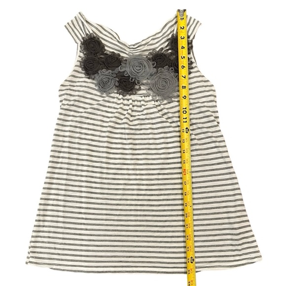 🩶 Maternity Top with Floral Appliqué | Lavish Maternity | White & Gray | Medium - Picture 6 of 7